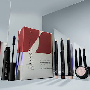 Glo - Gavesæt -  Point of View - Warm Perspective Eye Kit - Include full-size Cream Stay Shadow Sticks in Bonbon, Canvas, and Haze; Water Resistant Mascara in Sapphire; and new Foil Eyeshadow in Spotlight